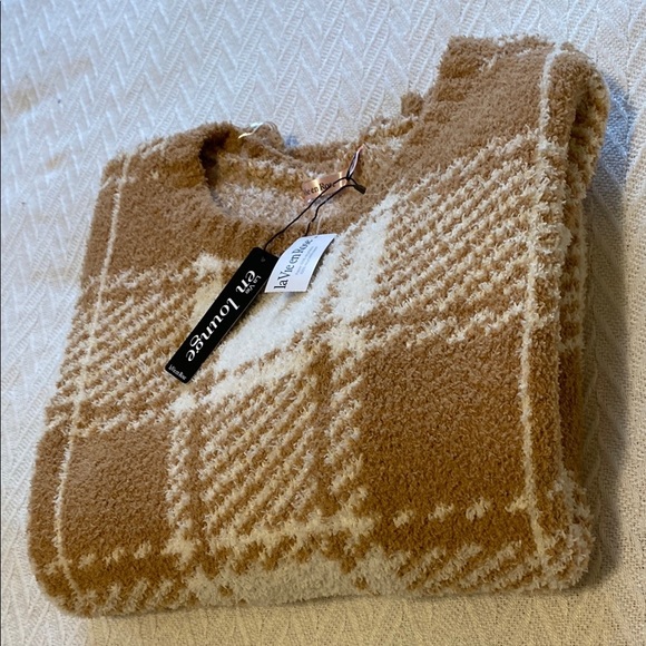 La Vie En Rose Soft Cozy Plaid Tan and White Crew Neck Sweater Stretchy Lounge - Picture 9 of 9